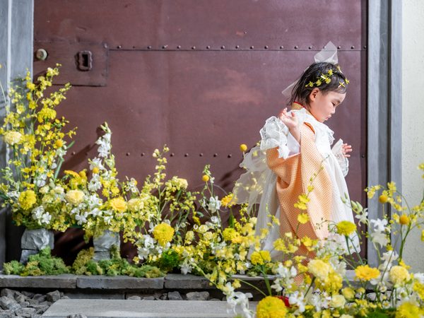 HANA ART 七五三撮影 黄色の生花とお子さま