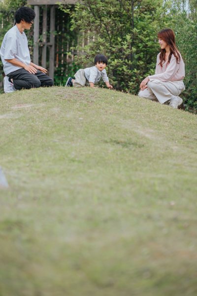 家族写真 庭でくつろぐご家族