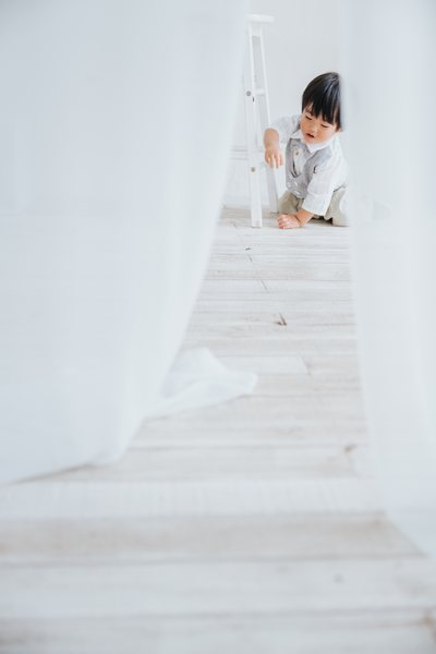 家族写真 白いカーテンの中の女の子